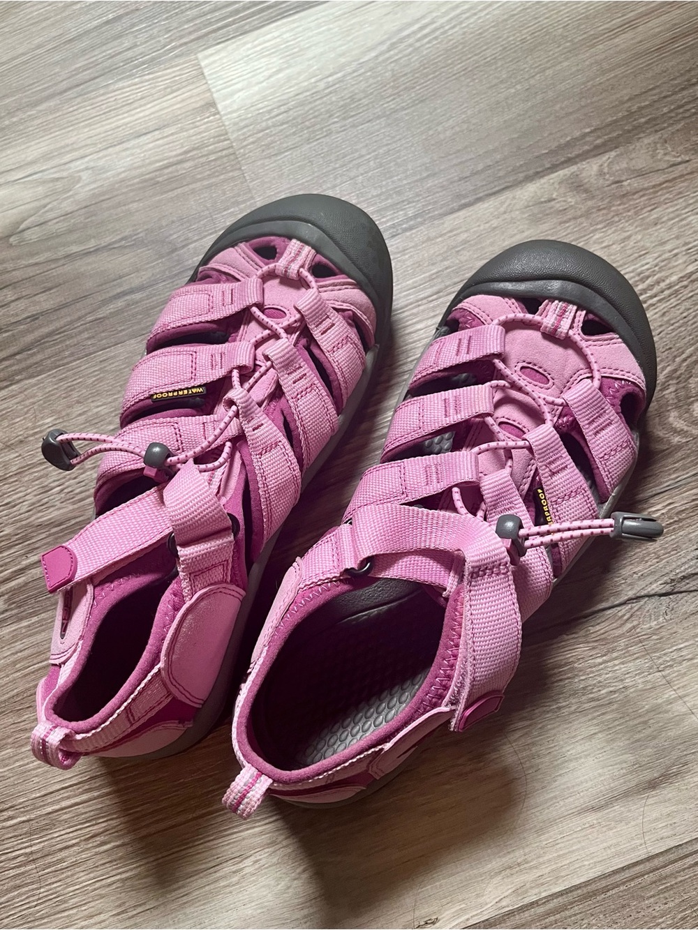Women’s Keen Newport H2 waterproof outdoor water sandals size 6